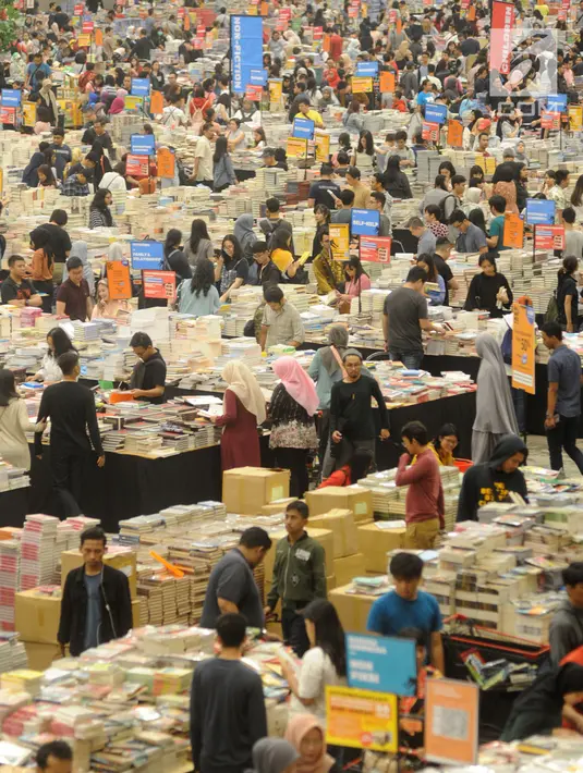 Pegunjung memadati bazar buku Big Bad Wolf 2019 di ICE BSD City, Tangerang, Minggu (3/3). Bazar buku terbesar yang dibuka mulai 1 - 11 Maret dibuka 24 jam nonstop. (merdeka.com/Arie Basuki)