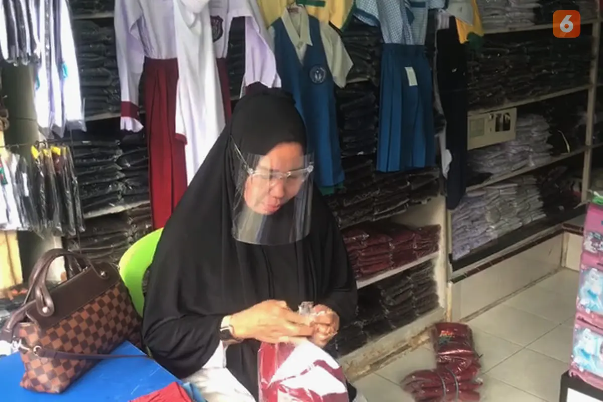 penjual seragam sekolah di pasar Bambaru, Palu