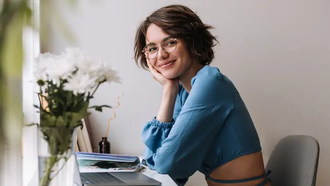 cantik tersenyum baju biru bahagia