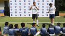 Head Coach PSG Academy Benjamin Houri (kiri) dan Technical Director of PSG Academy Cedric Cattenoy saat memberikan pengarahan saat acara bertajuk Freedom to be A Soccer Star di Jakarta, Minggu (3/4). (Liputan6.com/Immanuel Antonius)