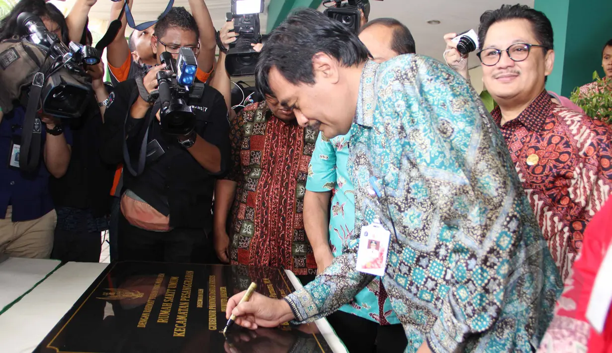 Wakil Gubernur DKI Djarot Saiful Hidayat menandatangani prasasti pembangunan 15 Rumah Sakit Umum (RSU) tipe D di RSU Kecamatan Pesanggrahan, Jakarta, Kamis (2/4/2015). (Liputan6.com/Helmi Afandi)