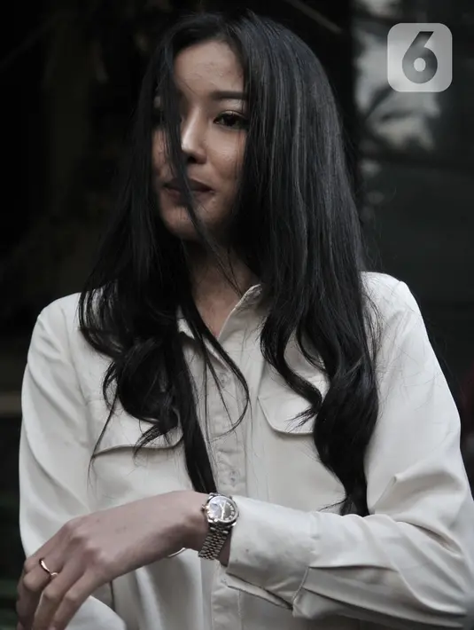 Siwi Widi usai diperiksa penyidik di Polda Metro Jaya, Jakarta, Senin (20/1/2020). Siwi diperiksa sebagai pelapor kasus pencemaran nama baik oleh akun Twitter @digeembok yang menyebut dirinya wanita simpanan alias gundik mantan Dirut Garuda Ari Askhara. (merdeka.com/Iqbal S. Nugroho)