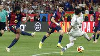Pemain Barcelona, Jules Kounde mencetak gol penentu kemenangan ke gawang Real Madrid dalam laga final Copa Del Rey di La Cartuja stadium, Sevilla, Spanyol. (AFP/Pierre-Philippe Marcou)