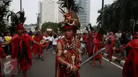  Sejumlah penari Cakalele adat Manado menghibur pengunjung Car Free Day di Bundaran HI, Jakarta, Minggu (27/11).  Tarian ini sebagai bentuk solidaritas saling menghargai satu sama lain. (Liputan6.com/Johan Tallo)