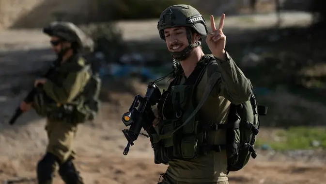 Sementara tentara Israel membombardir Jalur Gaza yang diblokade, penggerebekan juga dilakukan di Tepi Barat dan Yerusalem Timur yang diduduki. Penggerebekan ini juga mengakibatkan penahanan warga Palestina. (AP Photo/Majdi Mohammed)