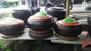 Tempat sampah dari ban mobil bekas buatan Agus Baiku di Pentadio Barat, Gorontalo, Senin (31/12). Agus Baiku bisa mendapat penghasilan hingga Rp 500ribu per hari dari menjual produk kerajinan tangan berbahan ban bekas. (Liputan6.com/Arfandi Ibrahim)