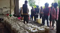 Masyarakat rela antre berjam- jam demi mendapatkan minyak goreng di Banyuwangi (Hermawan Arifianto/Liputan6.com)