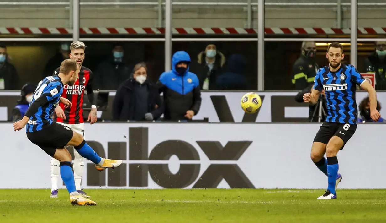 Pemain Inter Milan Christian Eriksen mencetak gol ke gawang AC Milan pada pertandingan perempat final Coppa Italia di Stadion San Siro, Milan, Italia, Selasa (26/1/2021). Inter Milan menang 2-1. (AP Photo/Antonio Calanni)