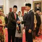 Presiden Joko Widodo (kanan) memberikan ucapan selamat kepada pejabat baru Menkumham Supratman Andi Agtas yang dilantik di Istana Negara, Jakarta, Senin (19/8/2024). (Yasuyoshi CHIBA / AFP)