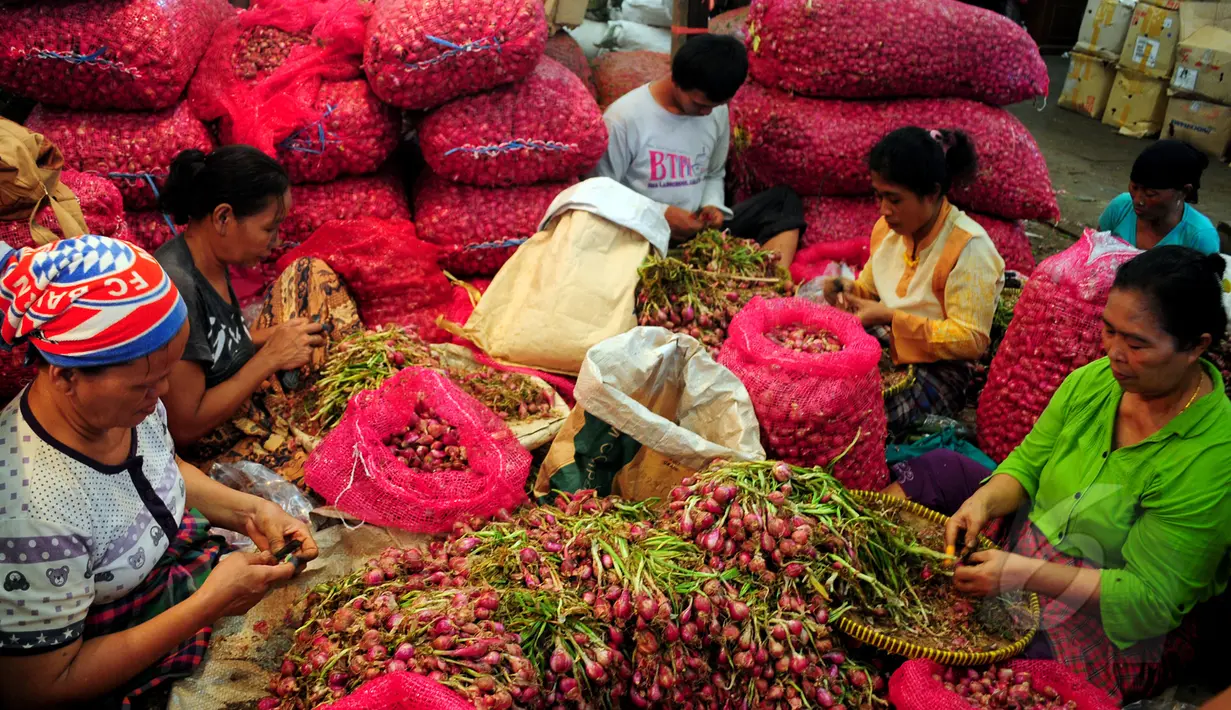 Aktivitas pembersih bawang di Pasar Induk Kramat Jati, Jakarta, Jumat, (13/3/2015). Harga bawang merah di sejumlah pasar menembus Rp 30 ribu per kg atau mengalami kenaikan Rp 2000-5000/kg. (Liputan6.com/Yoppy Renato)