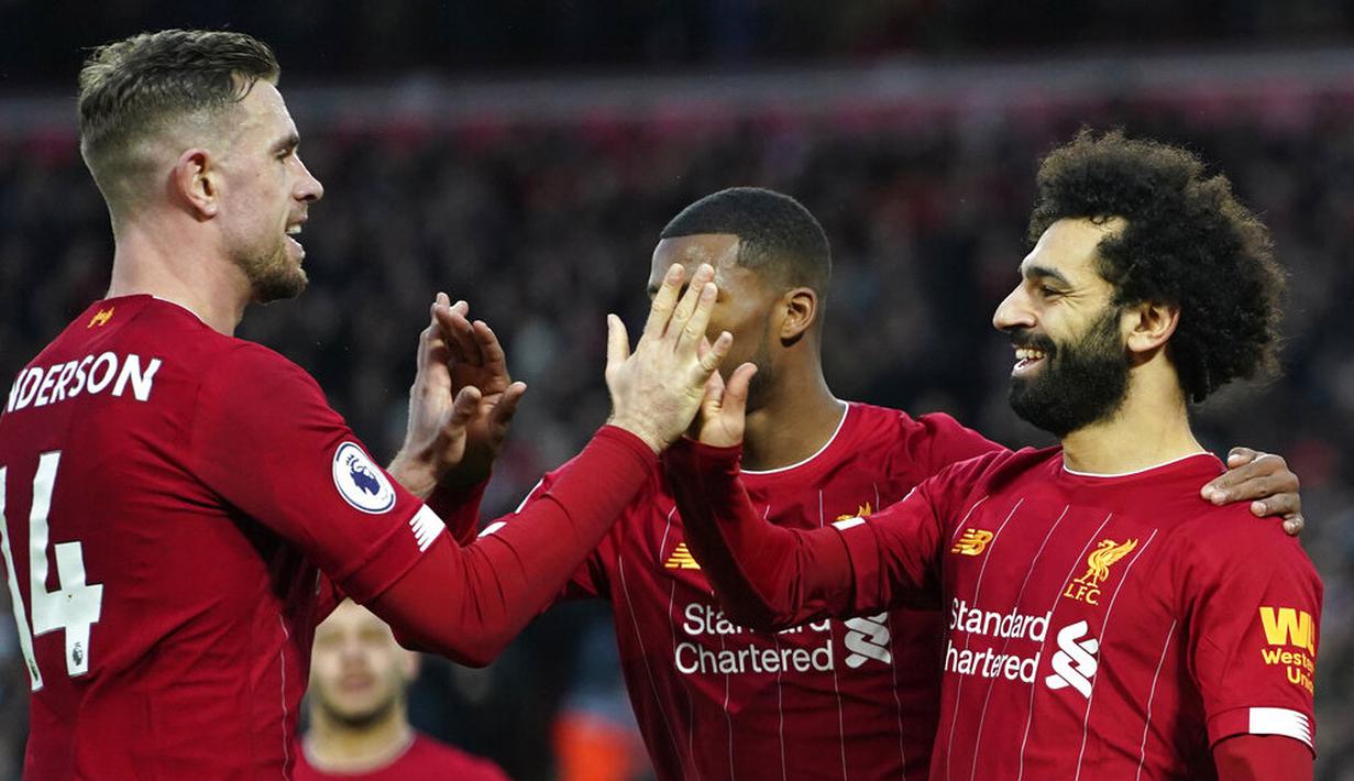 Pemain Liverpool merayakan gol yang dicetak oleh Mohamed Salah ke gawang Southampton pada laga Premier League di Stadion Anfield, Sabtu (1/2/2020). Liverpool menang 4-0 atas Southampton. (AP/Jon Super)