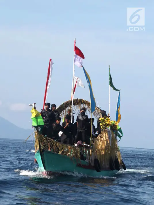 Suasana saat kapal tradisional berlayar dalam formasi perang dalam Parade Juanga selama perayaan Festival Tidore 2018 di Maluku Utara, Rabu (11/4). Festival Tidore 2018 menyoroti budaya tradisional masyarakat. (Liputan6.com/Sardy Marsoaly)