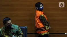 Andririni Yaktiningsasi (kanan) saat rilis penetapan penahanan di Gedung KPK, Jakarta, Jumat (3/9/2021). Andririni Yaktiningsasi merupakan tersangka dugaan korupsi terkait pengadaan pekerjaan jasa konsultasi di Perum Jasa Tirta II tahun 2017. (Liputan6.com/Helmi Fithriansyah)
