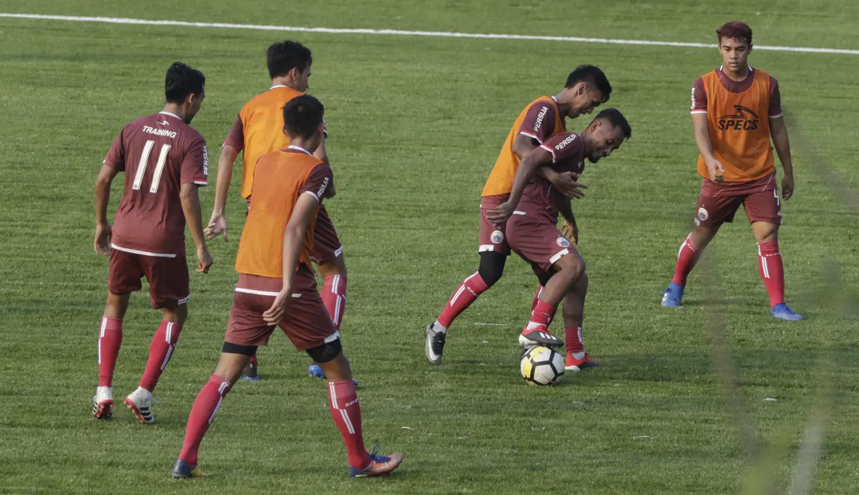 Pemain Persija Jakarta, Ramdani Lestaluhu, saat latihan di Lapangan Aldiron, Jakarta, Senin (7/1). Sebanyak 29 pemain sudah bergabung dalam latihan perdana tersebut. (Bola.com/M Iqbal Ichsan)