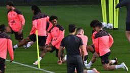 Gelandang Manchester City, Oscar Bobb (tengah) bersama rekan-rekannya mengikuti sesi latihan timnya di Manchester City Training Ground, Manchester (18/9/2023) waktu setempat, jelang menghadapi Red Star Belgrade pada matchday pertama Grup G Liga Champions 2023/2024 di Etihad Stadium, Rabu (20/9/2023) dini hari WIB. (AFP/Paul Ellis)