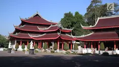 Suasana Kelenteng Sam Poo Kong di kawasan Simongan, Semarang, Jumat (20/7). Kelenteng Gedung Batu Sam Poo Kong sebuah petilasan yaitu bekas tempat persinggahan pertama Laksamana Tiongkok beragama islam Zheng He/Cheng Ho. (Liputan6.com/Herman Zakharia)