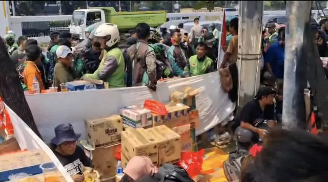 Rabu Malam, Massa Mulai Padati DPR dan Bikin Posko