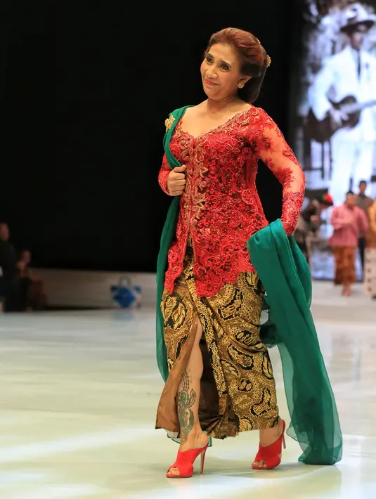 Para tamu undangan yang hadir dalam acara itu terkejut dengan penampilan Menteri Susi. Kali ini, pagelaran 29 tahun berkarya Anne Avantie yang bertajuk Sekarayu Sriwedari. (Adrian Putra/Bintang.com)