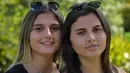 Kembar transgender Brasil, Sofia (kiri) dan Mayla berpose di sebuah taman di Campinas, sekitar 100 km dari Sao Paulo, pada 27 Februari 2021. Mayla dan Sofia sendiri sudah ingin melakukan operasi penggantian jenis kelamin sejak umur 10 tahun. (Nelson ALMEIDA / AFP)