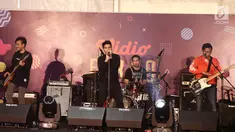 Penampilan Govinda band pada acara Vidio Fair 2.0 di Gandaria City Mall, Jakarta Selatan, Sabtu (3/11). Selain Govinda, musisi-musisi papan atas seperti Sheryl Sheinafia, Andien dan GIGI juga akan tampil menghibur pengunjung (Liputan6.com/Herman Zakharia)