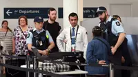 Petugas keamanan memperketat keamanan bandara di Sydney pada 31 Juli 2017 (WILLIAM WEST / AFP)