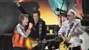 Mick Jagger (kiri), Ronnie Wood (tengah), dan Keith Richards (kanan), dari band The Rolling Stones tampil di atas panggung saat konser Sixty di Berlin, Jerman, 3 Agustus 2022. Band legendaris asal Inggris ini telah membuka tur Eropa mereka dengan manggung di Madrid pada 1 Juni untuk menandai enam dekade sejak mereka terbentuk. (AP Photo/Michael Sohn)
