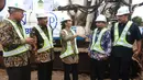 Menteri BUMN Rini Soemarno (tengah), Dirut PT. Bank Rakyat Indonesia (Persero) Tbk Suprajarto (kedua kiri) dan Komisaris Utama BRI Andrinof A. Chaniago (kedua kanan) saat groundbreaking gedung BRI di Jakarta, Rabu (27/12). (Liputan6.com/Angga Yuniar)