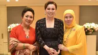 Gaya Titiek Soeharto Berkebaya Saat Foto Bareng Anggota Keluarga Kerajaan Thailand dan Malaysia