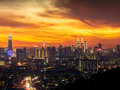 Pemandangan saat matahari terbenam di Kuala Lumpur, Malaysia, 10 Agustus 2020. Kuala Lumpur merupakan ibu kota sekaligus kota terbesar di Malaysia. (Xinhua/Chong Voon Chung)