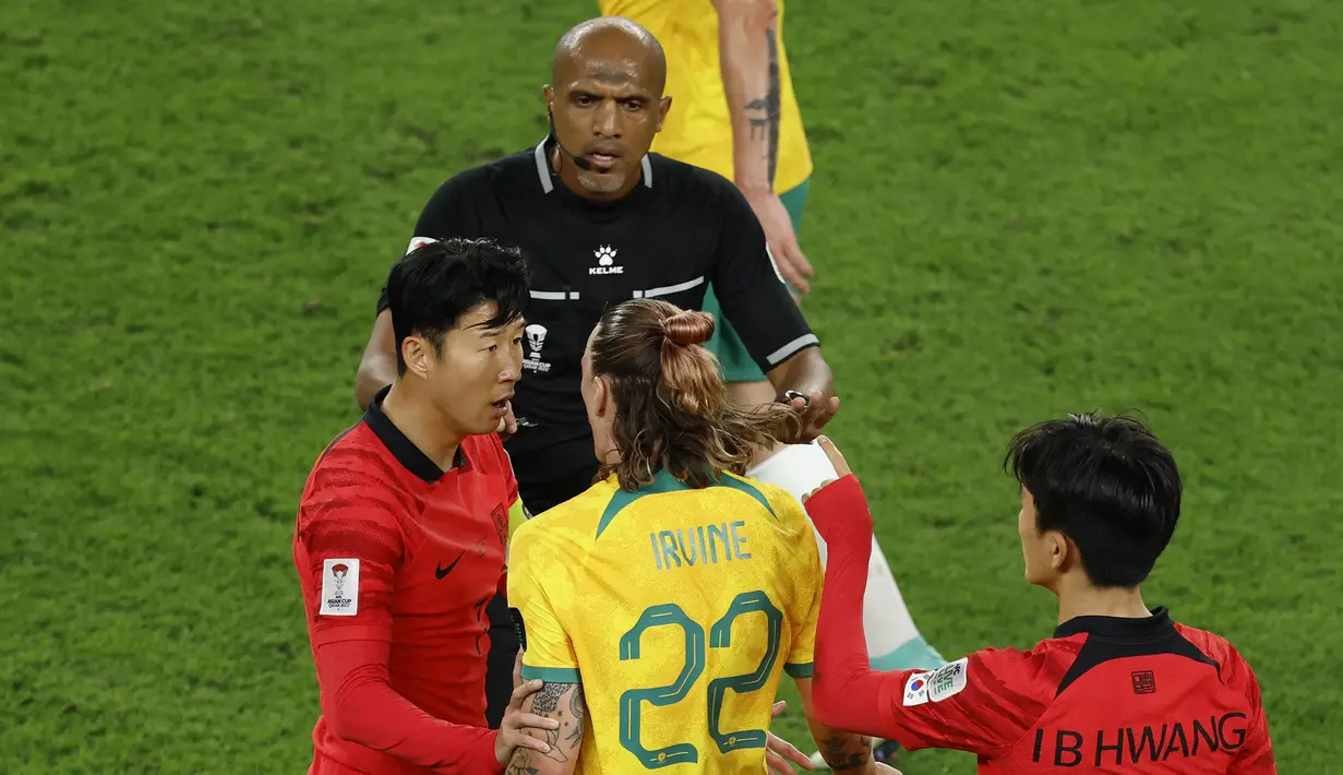 <p>Pertandingan tersebut berakhir dengan ketegangan. Banyak pihak yang menyayangkan keputusan kontroversial dari wasit tersebut. (AFP/Karim Jaafar)</p>
