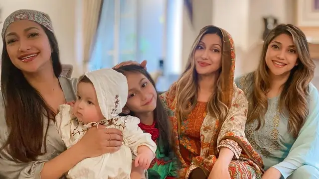 Rahma Azhari bersama anak ketiga (Instagram/raazharita)