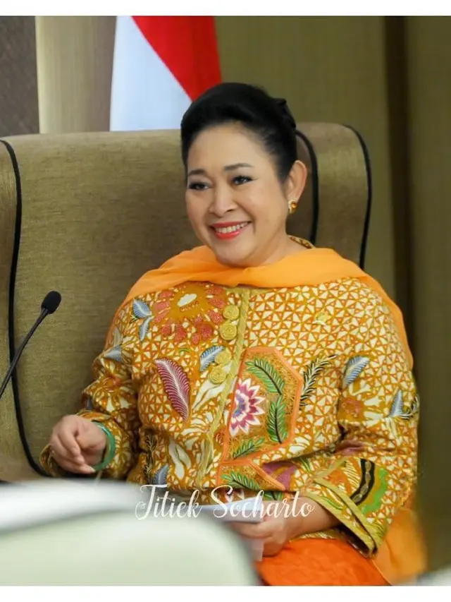 Model Atasan Batik Titiek Soeharto yang Simpel dan Elegan (Foto: Instagram @titieksoeharto)