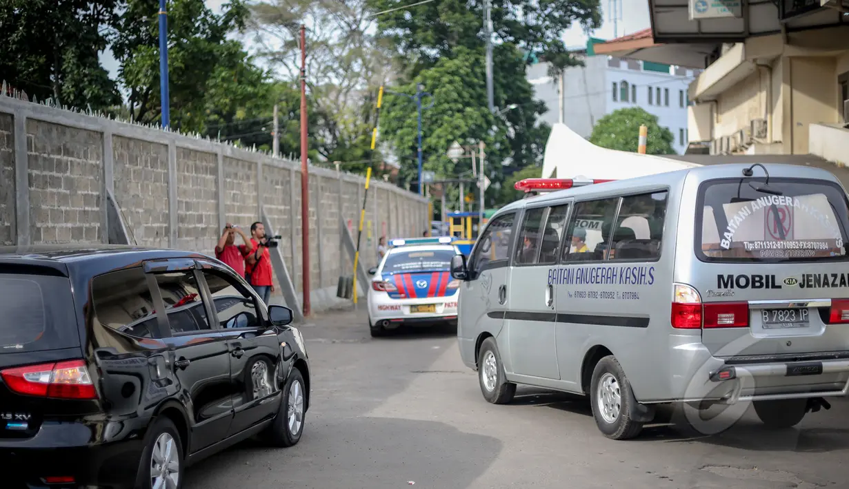 Ambulans yang membawa jenazah terpidana mati Sylvester Obiekwe meninggalkan RS PGI, Jakarta menuju Bandara Soekarno-Hatta, Tangerang, Kamis (30/4/2015). Jenazah Sylvester hari ini dipulangkan ke negara asalnya, Nigeria. (Liputan6.com/Faizal Fanani)