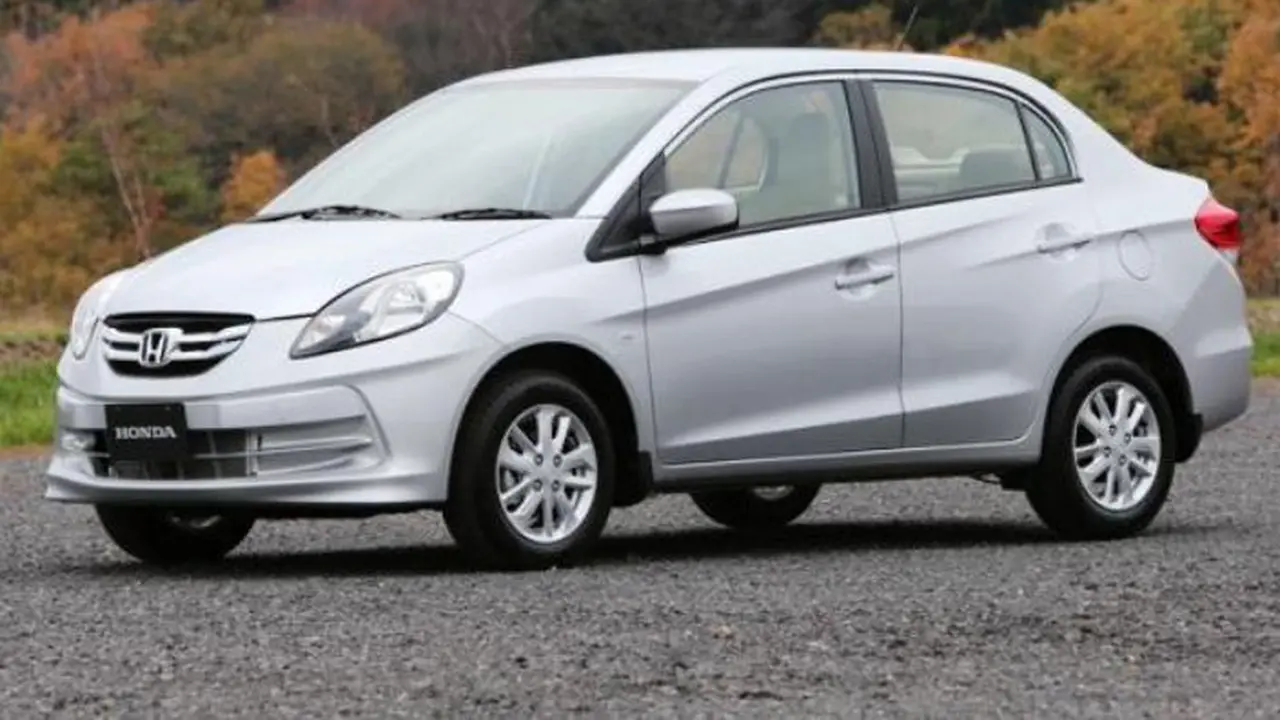 Honda Brio Bertubuh Sedan