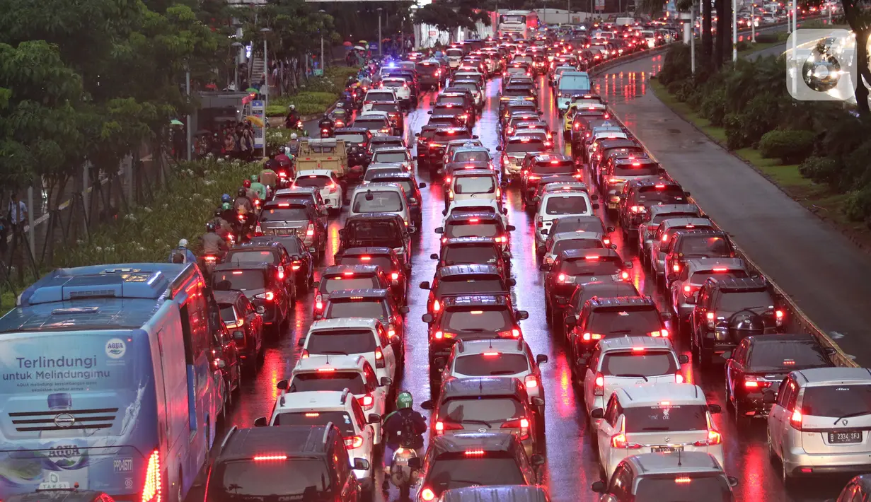 Sejumlah kendaraan terjebak kemacetan di Jalan Jenderal Sudirman, Jakarta, Senin (16/3/2020). Peniadaan sementara aturan ganjil-genap  terkait dengan penyebaran virus corona Covid-19 membuat kemacetan terjadi di sejumlah wilayah Jakarta. (Liputan6.com/Angga Yuniar)