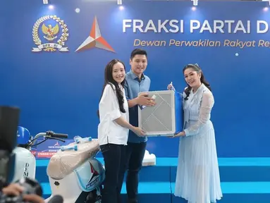 Beby Tsabina mendampingi suami di acara Hari Apresiasi Fraksi Partai Demokrat Masa Bakti 2019-2024 yang berlangsung pada hari Minggu (29/9/2024). Pada hari spesial tersebut, Beby dan Rizki menang mendapatkan undian doorprize penyaring debu gratis. (Liputan6.com/IG/@riznatakusumah)