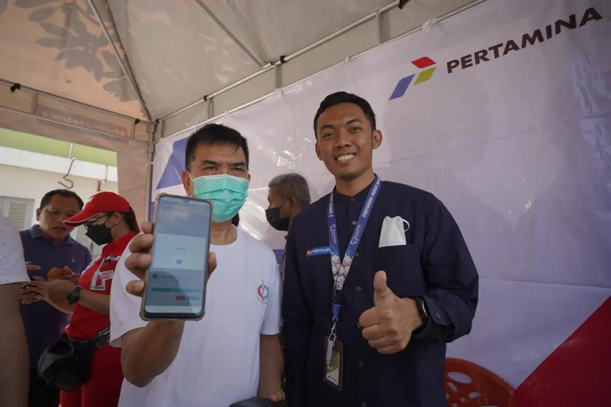 Berhasil. Salah seorang pendaftar subsidi tepat di klinik offline SPBU Poltek Manado menunjukkan hasil registrasinya. (Dok. Pertamina)
