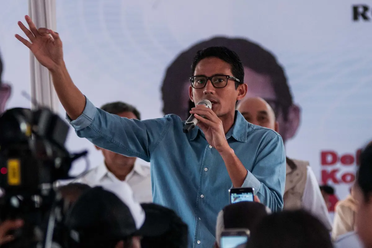 Sapa Warga Kebayoran Lama, Sandiaga Uno Pijit Relawan