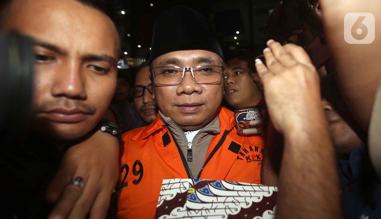 Untuk diketahui, Yaqut Cholil Qoumas merupakan tersangka dugaan tindak pidana korupsi terkait kuota haji untuk penyelenggaraan ibadah haji Indonesia tahun 2023-2024. Tampak dalam foto, mantan Menteri Agama, Yaqut Cholil Qoumas, saat dibawa menuju mobil tahanan di Gedung Merah Putih Komisi Pemberantasan Korupsi (KPK), Jakarta, Kamis (12/3/2026). (Liputan6.com/Helmi Fithriansyah)