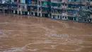 Daerah permukiman yang terendam banjir di Distrik Qijiang, Kota Chongqing, China barat daya (1/7/2020). Guyuran hujan telah menyebabkan peningkatan debit air ke sungai-sungai di daerah pusat kota, dan beberapa pagar pengaman di sepanjang sungai rusak oleh derasnya arus air. (Xinhua/Chen Xingyu)