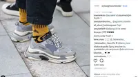 Satu lagi tren fashion kekinian yang wajib Anda intip. Sepatu gaya dad sneakers untuk Anda penyuka tampilan lawas. (Foto: instagram.com/@thestylestalkercom)