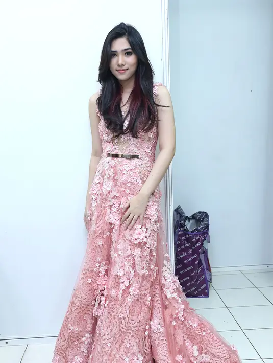 Debut album yang juga belum diberi tahu namanya itu berisi 10 lagu yang semuanya diciptakan oleh Isyana sendiri. (Galih W. Satria/Bintang.com)