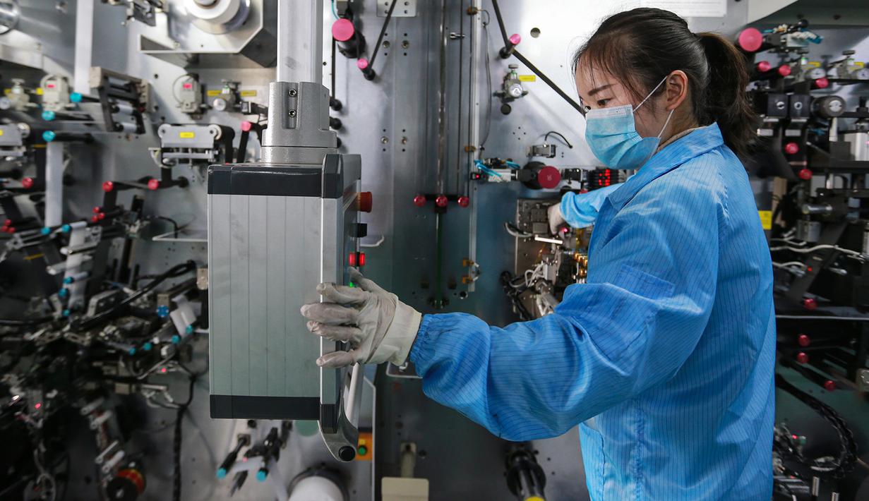 FOTO: Mengintip Aktivitas Pekerja Pabrik Baterai di China - Global Liputan6.com