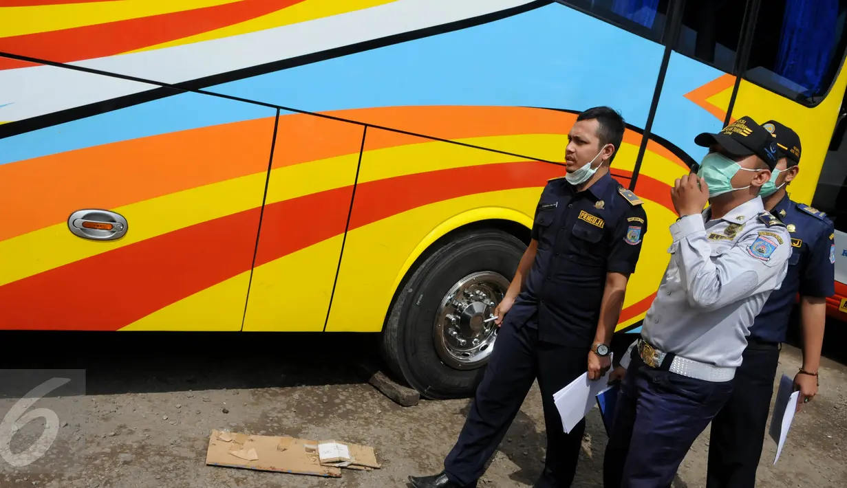 Petugas gabungan dari Kementerian Perhubungan memeriksa kondisi salah satu bus angkutan Lebaran 2016 di Tangerang Selatan, Rabu (29/6). Tidak hanya armada bus, nantinya pengemudi juga diperiksa dan harus memenuhi standar. (Liputan6.com/Helmi Afandi)