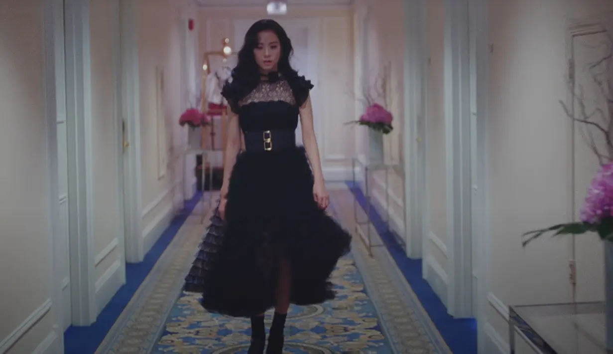 Koleksi ini diakui Maria Grazia Chiuri sebagai koleksi yang belum pernah ada sebelumnya. Jisoo BLACKPINK tampil sempurna dalam balutan dress penuh ruffles dengan tambahan detail belt besar di pinggangnya. Foto: Instagram.