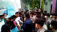 Para aktivis mendesak penyidik mengusut dan menyeret belasan perusahaan yang diduga sengaja membakar lahan dan hutan di Riau. (Liputan6.com/M Syukur)