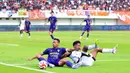 Tertinggal 0-1, pada awal babak kedua, Persita meningkatkan intensitas serangan. Tampak dalam foto, pemain Persija dan Persita saat berebut penguasaan bola pada pertandingan pekan ke-19 BRI Super League 2025/2026 di Indomilk Arena, Tangerang, Banten, Jumat (30/1/2026). (Bola.com/M Iqbal Ichsan)