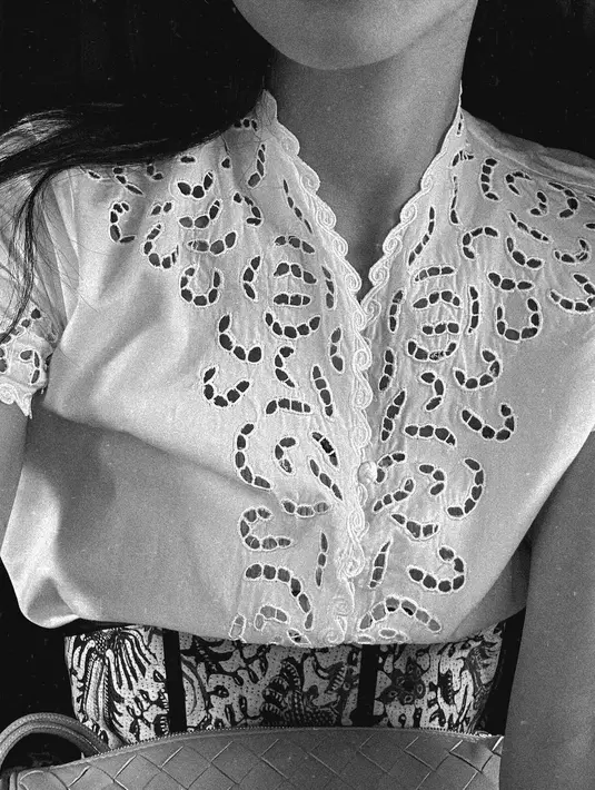 Penampilan Gista di momen itu tak luput dari perhatian. Pemeran film ‘Simfoni Luar Biasa’ itu tampil anggun dalam balutan kebaya encim lengan pendek warna putih dari Parang Kencana. [@gistaputri]