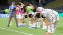 <p>Pemain Timnas Jepang U-17 memberikan hormat kepada penonton setelah dikalahkan Timnas Spanyol U-17 2023 dengan skor 1-2 pada laga 16 besar Piala Dunia U-17 2023 di Stadion Manahan, Solo, Senin (20/11/2023). (Bola.com/Arief Bagus)</p>