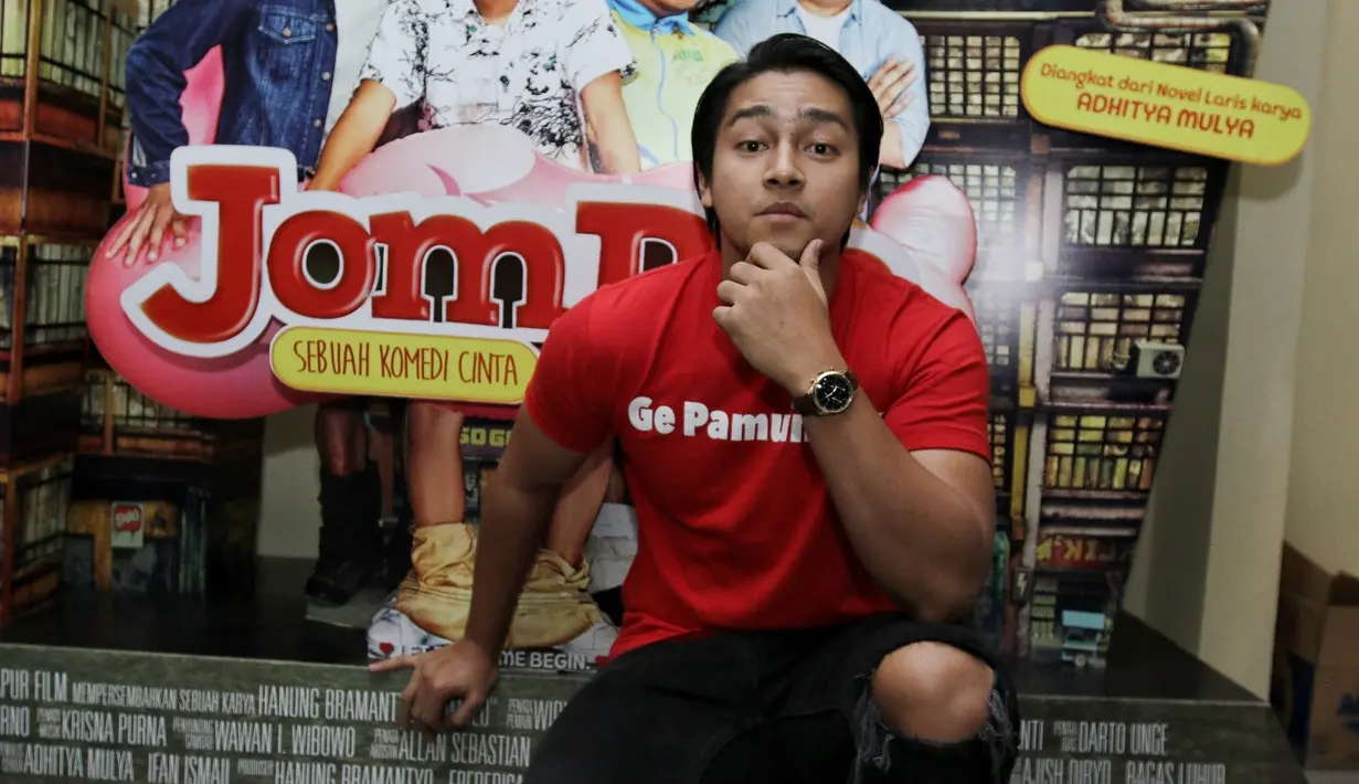 Film Jomblo yang dulu pernah dirilis tahun 2006 silam, kembali digarap dengan cerita dan pemain berbeda. Dalam film digarap rumah produksi Falcon Pictures itu, Deva Mahenra menjadi salah satu pemainnya. (Adrian Putra/Bintang.com)